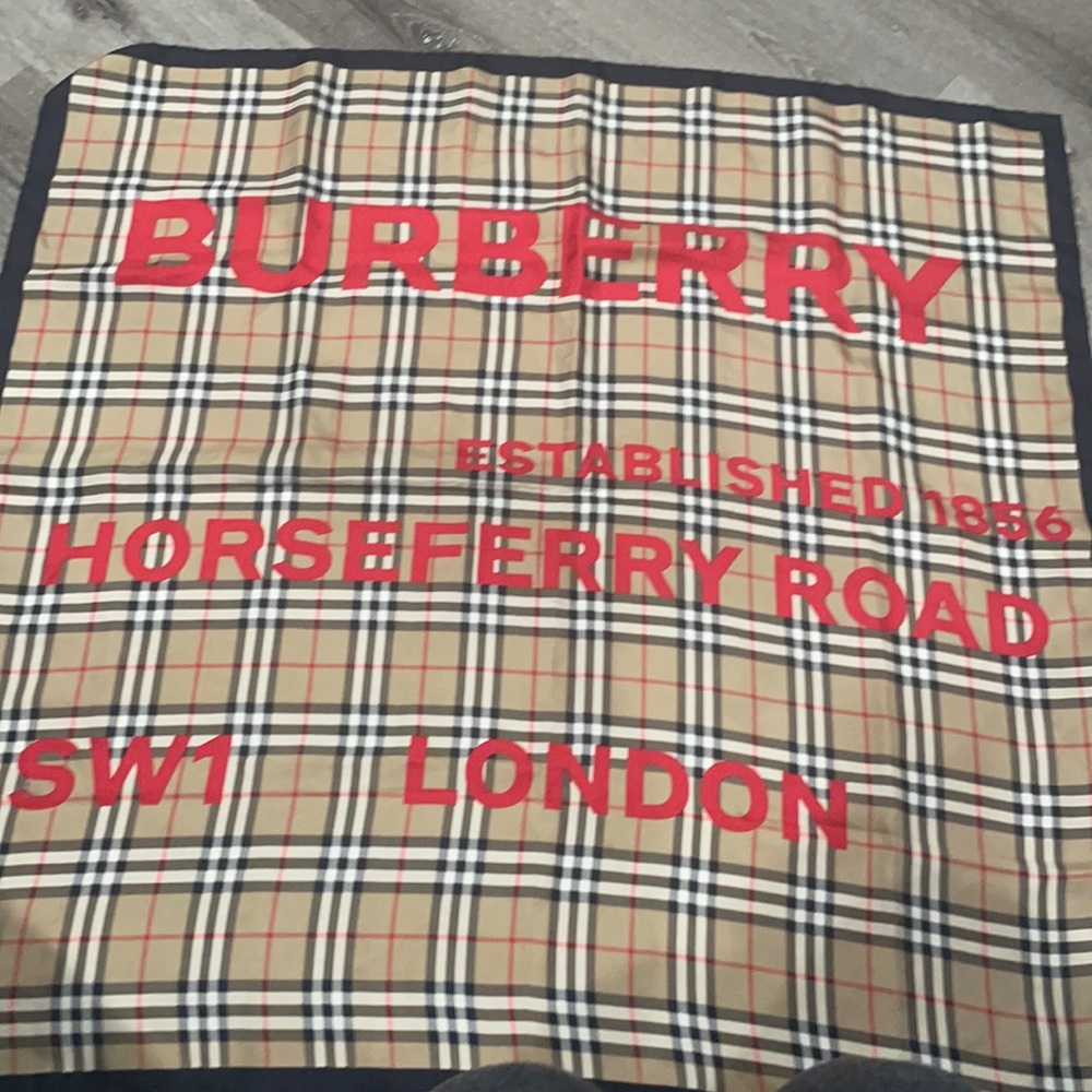Burberry scarf 100% authentic in great condition